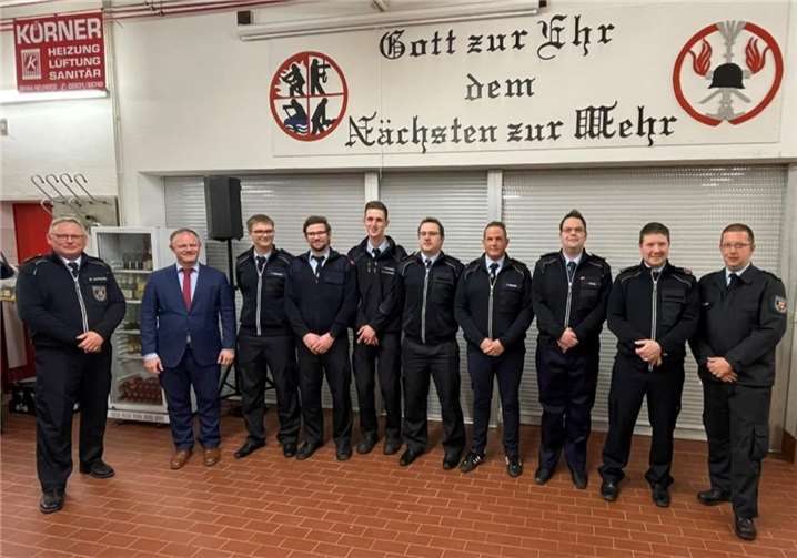 Die stolzen Kameraden stehen zusammen im Feuerwehrgerätehaus.  Foto: privat