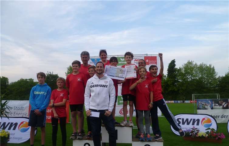 Ein überraschendes Preisgeld Die stolzen Kanurennsportler vom WSV Koblenz-Metternich gemeinsam mit Zehnkämpfer Kai Kazmirek. privat
