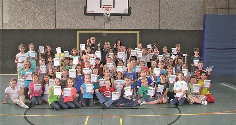 Die stolzen Kinder der Grundschule Heimersheim zusammen mit Siegfried Schmidt (li), Barbara Schmidt (mi) und Claudia Dreißigacker (re). Privat