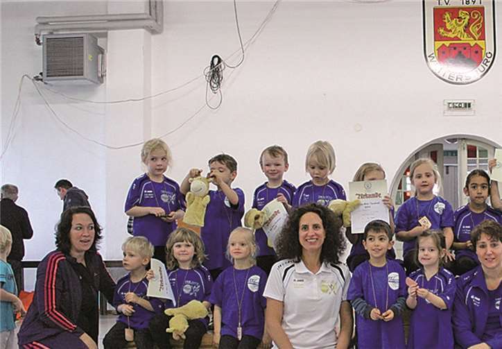 Die stolzen Kinder des SV Urmitz mit ihren Medaillen und Urkunden.privat