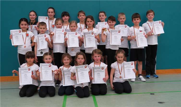 Die stolzen Kinder des TV 08 Heppingen mit Urkunden und Medaillen. Privat