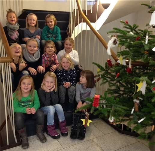 Die stolzen Kinder mit ihrem prächtig geschmückten Baum. Privat