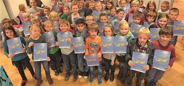 Die stolzen Kinder mit ihren Urkunden.-WT-