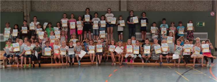 Die stolzen Kinder mit ihren Urkunden und Medaillen.Foto: privat