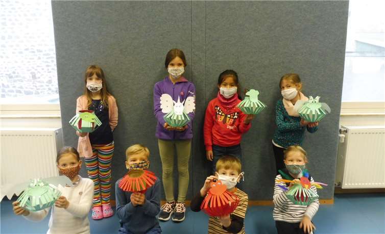 Die stolzen Kinder mit ihren selbstgebastelten Laternen. Fotos: privat