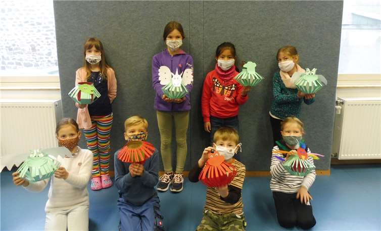 Die stolzen Kinder mit ihren selbstgebastelten Laternen.