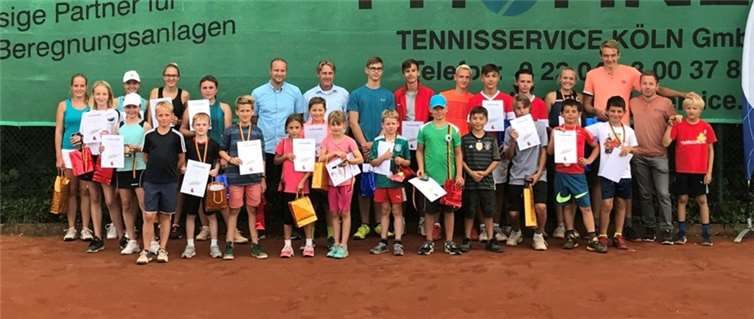 Die stolzen Kinder nach der Siegerehrung.privat