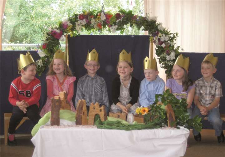 Die stolzen Königskinder vor dem Blumentor.privat