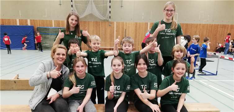 Die stolzen Leichtathleten der TG Jahn Namdey und ihre Trainerin Anna Greiner beim Hallen Team Cup MYK. Foto: Christian Greiner