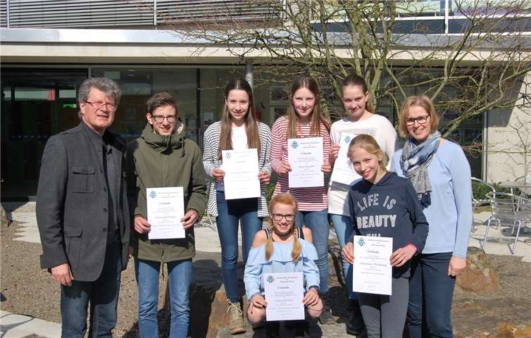 Die stolzen Mathematikolympioniken der dritten Runde gerahmt von Schulleiter Reiner Meier (l.) und Mathematiklehrerin Jutta Braun (r.). Privat