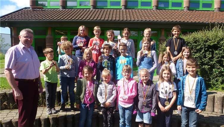 Die stolzen Medaillenträger der Grundschule St. Katharinen. Foto: privat