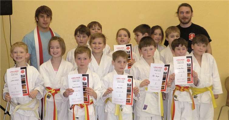 Die stolzen Nachwuchs-Judokas mit ihren ersten Urkunden für 2014. privat