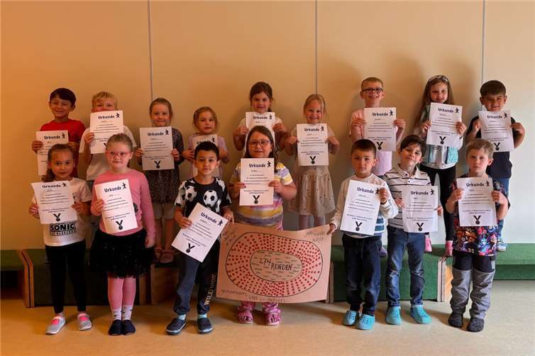 Kleine Füße – große Leistung  Die stolzen Nachwuchsläuferinnen und -läufer bekamen zum Abschluss – neben viel Lob – natürlich eine Urkunde. Foto: Gudrun Schleimer