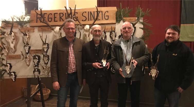Die stolzen Preisträger (v.r.n.l.): Markus Windheuser i.V. für seinen Vater Gunter (Gold); Axel Sulzer (Silber), Arnulf Menzen (Bronze) mit dem stv. HRL Thomas Andres. Foto: H. Scheil