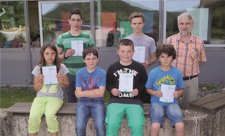 Die stolzen Rechenkünstler der Konrad-Adenauer-Schule: Jonas Eufinger (zweiter vorne rechts) sicherte sich bundesweit den zweiten Platz in diesem Rechen-Wettbewerb.MT