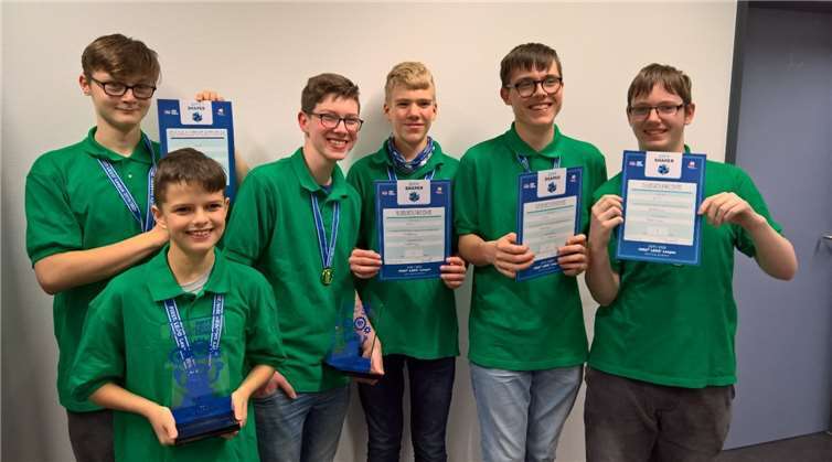 Die stolzen Roboter-Champions: Darius Meier, Nils Maßel, Harvey Lees, Adrian Springer, Jan Kleisa und Jonas Lindner.Foto: privat