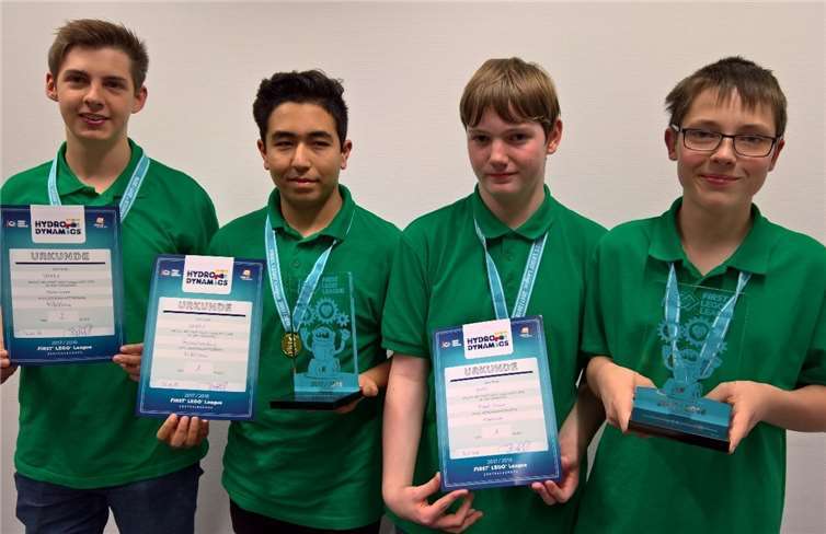 Die stolzen Roboter-Champions Marius Borchert, Ali Ahmadyar, Jonas Linder und Jan Kleisa. privat