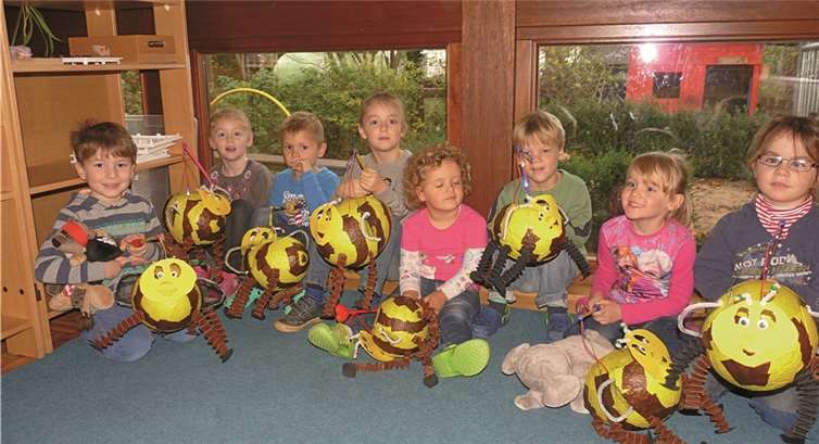 Die stolzen Schöpfer präsentierten ihren „Bienenschwarm“.  privat