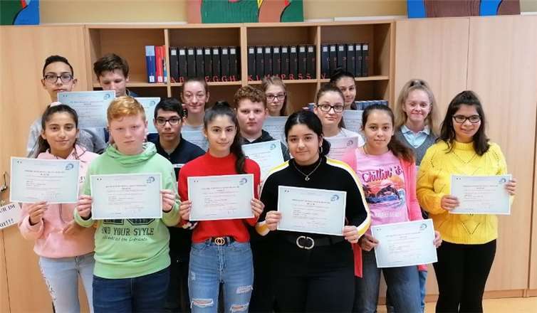 Die stolzen Schüler erhalten ihre international anerkannten Diplome.Foto: Christine Blinn