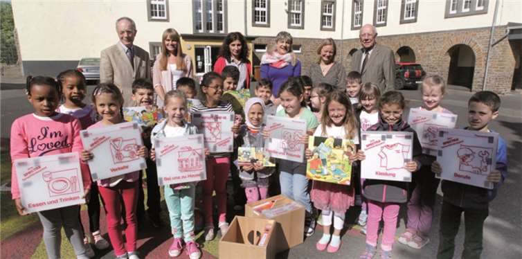 Die stolzen Schüler mit ihren Lehrerinnen Katrin Eiffler, Christiane Papen, Michaela Burgmaier-Wilm und Celia Knolle bei der Übergabe der Sprachförderpakete aus den Händen von Rotary Präsident Günter Seume (r.) und Vorstandsmitglied Dr. Klaus Krumholz.privat
