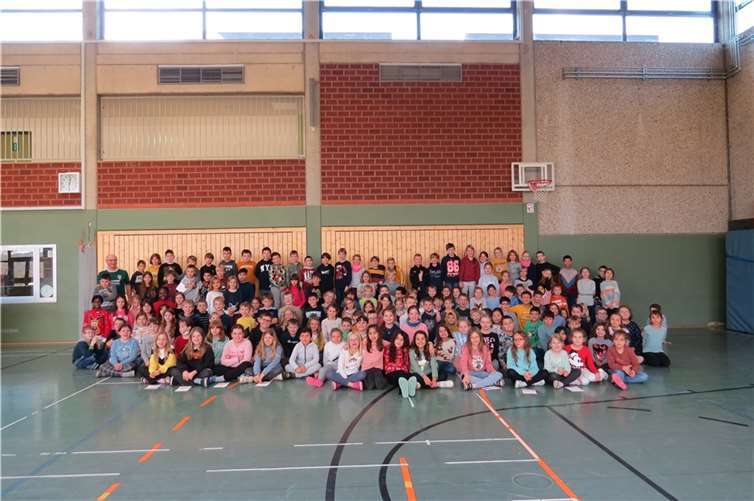 Die stolzen SchülerInnen vor der Urkundenausgabe in der Turnhalle.  Foto: privat