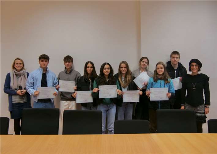 Die stolzen Schülerinnen und Schüler mit Ihren Diplomen. Foto: KuBa