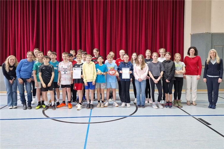 Die stolzen Schülerinnen und Schüler mit Lehrerinnen Maren Unstedde, Barbara Klein, Ulrike Waldek und Schulleiterin Annette Gies