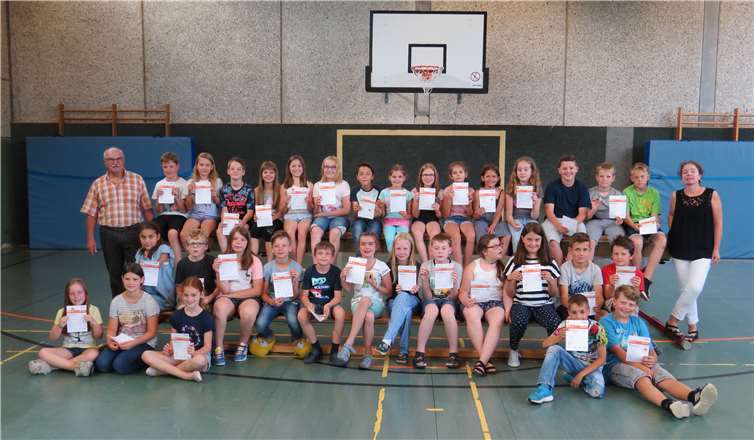 Die stolzen Schülerinnen und Schüler mit Sandra Koschel (r.) und Siegfried Schmidt (l.). privat