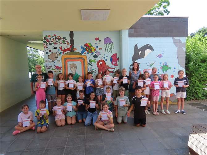 Die stolzen Schülerinnen und Schüler mit Siegfried Schmidt (li) und Ricarda Dreier (re).  Foto: privat