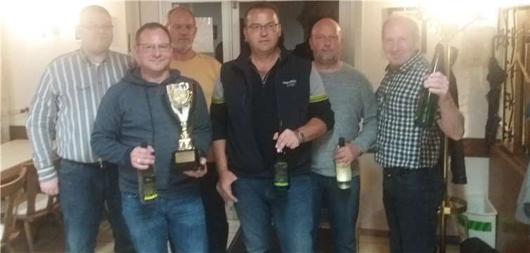 Die stolzen Sieger mit ihrem Pokal. privat