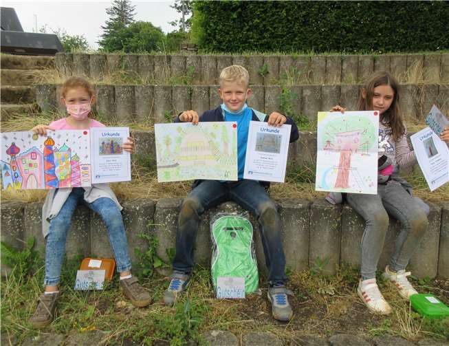 Die stolzen Sieger mit ihren Bildern und Urkunden. Foto: privat