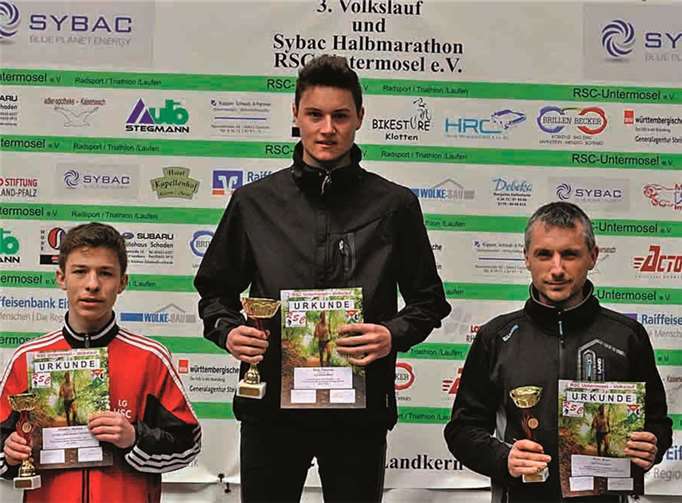 Die stolzen Sieger mit ihren Urkunden.privat