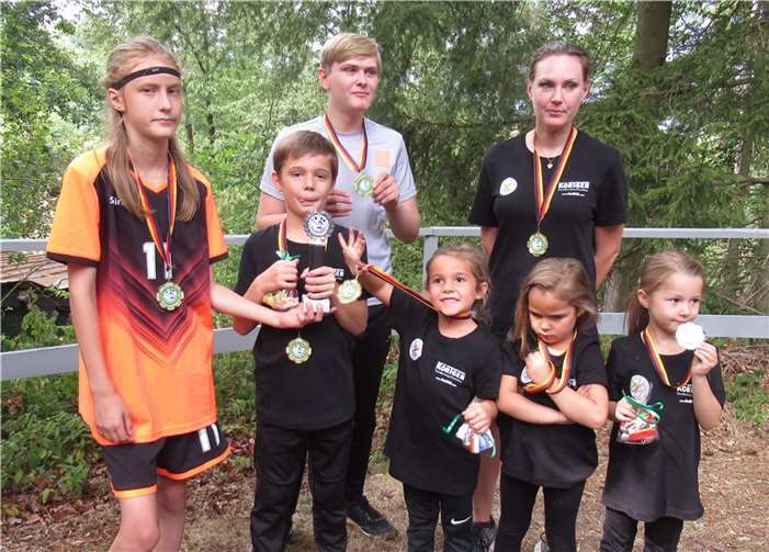 Die stolzen Sieger präsentieren ihre Medaillen.  Foto: Biathlon Sport Club Adenau e. V.