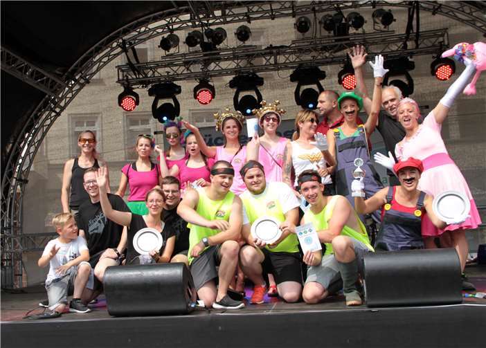 Die stolzen Siegerinnen und Sieger des Fun Triathlons.