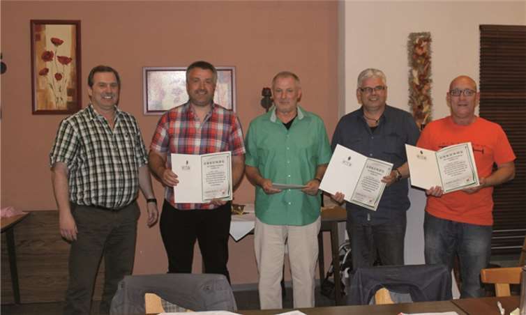 Die stolzen Silberjubilare. V.l. Erster Vorsitzender Reinhold Pohl, Lothar Helf, Willibald Görg, Udo Rünz und Herbert Bauer.