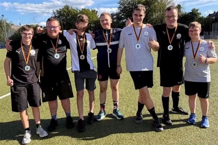 Die stolzen Spieler der Bananenflanke Koblenz e.V. mit ihren Medaillen.