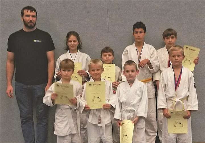 Die stolzen Teilnehmer des Judo Club Swisttal e.V. mit ihrem Trainer. privat