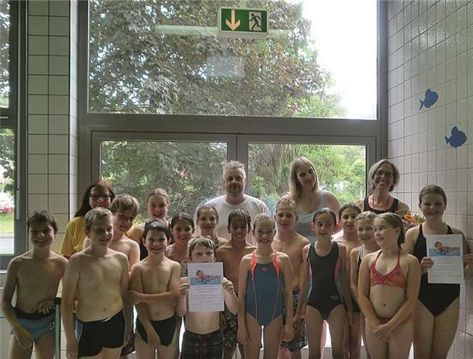 Die stolzen Teilnehmerinnen und Teilnehmer des Schwimmwettbewerbs.privat