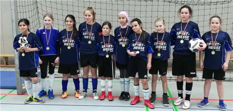 Die stolzen Turniersieger; (v.l.) Melisa Tütünci; Annika Feuersänger; Nilay Özdemir; Leni Hepfer; Sofia Ortseifen; Rahela Hosseini; Melina Kalimaris; Emilia Wossler; Svea Truong; Elisa Brinke. 1. FFC Montabaur