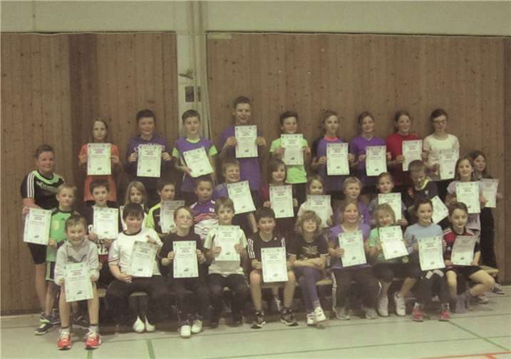 Die stolzen VfB Kids mit ihren Urkunden.privat