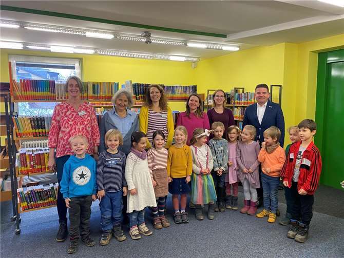 Die stolzen Vorschul-Kinder der Kita Blütentraum mit ihren Erzieherinnen neben Bürgermeister Holger Jung (hinten rechts) sowie Bücherbrücken-Leitung Franzis Steinhauer (hinten links) und Mitarbeiterin Sarah Ben Djaafar (hinten 3. Von links). Foto: Stadt Meckenheim