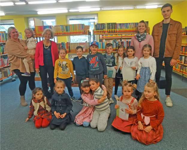 Die stolzen Vorschulkinder der Kita Sonnengarten, hier mit ihren Erziehenden sowie den Bücherbrücken-Mitarbeiterinnen Sarah Ben Djaafar (hinten 2.v.r.) und Elisabeth Knaus (hinten 3.v.l.), sind jetzt bib-fit. Foto: Stadt Meckenheim