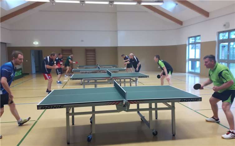 Die straffe Organisation sorgte dafür, dass alle Spiele zügig ausgetragen wurden und fast nie eine Tischtennisplatte leer blieb. Den Titel holte sich schließlich Stefan Mauel (links).Foto: privat