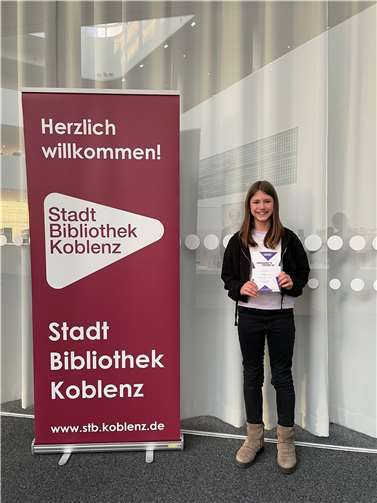 Die strahlende Gewinnerin Juli Auler wird nun als Stadtsiegerin beim Koblenzer Bezirksentscheid des Vorlesewettbewerbes antreten.