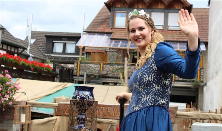 Die strahlende Regentin im Festzug: Annette II.Deftiges vom Grill ist immer gefragt. Fotos: DU