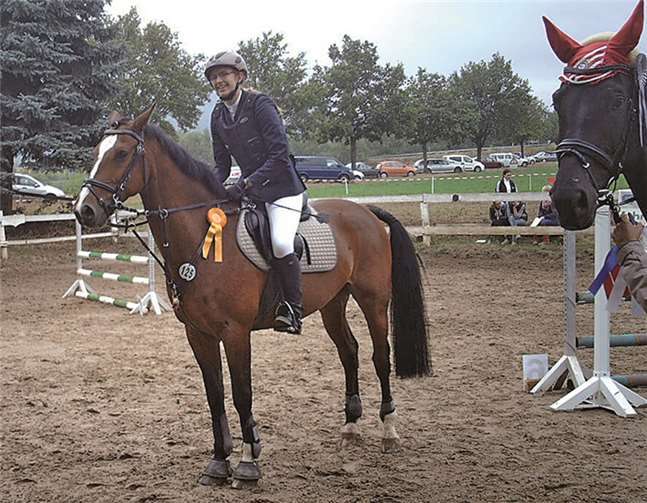 Die strahlende Siegerin des Springwettbewerbs Klasse A: Kathrin Portugall auf Lander.
