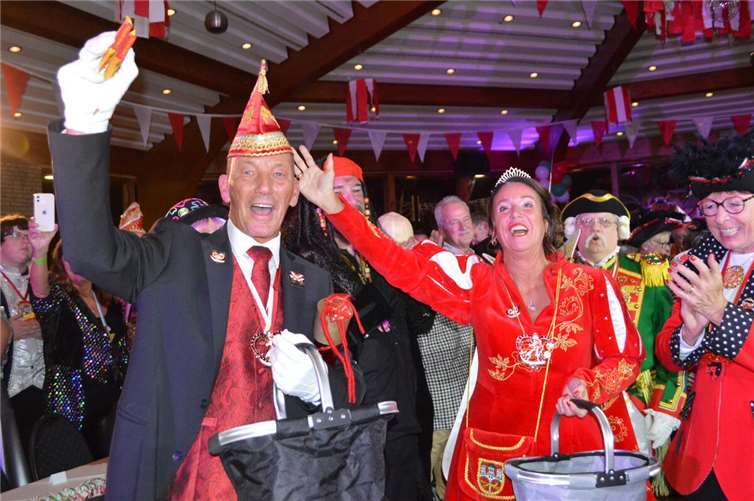 Die strahlende neue Prinzessin Beate I. Ebert bei ihrem Einzug in den Saal mit Hofmarschall Michael Heinen.