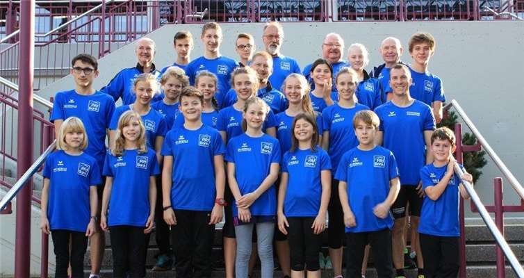 Die strahlenden Gesichter der Gruppe zeigen es, alle freuen sich über ihre neuen Trikots.privat