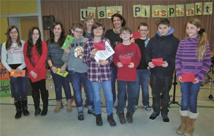 Die strahlenden Gewinner Schülerbücherei-Tombola.