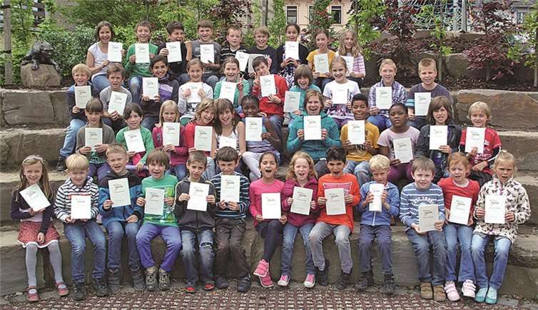 Die strahlenden Gewinner und Gewinnerinnen der Ehrenurkunden. AB